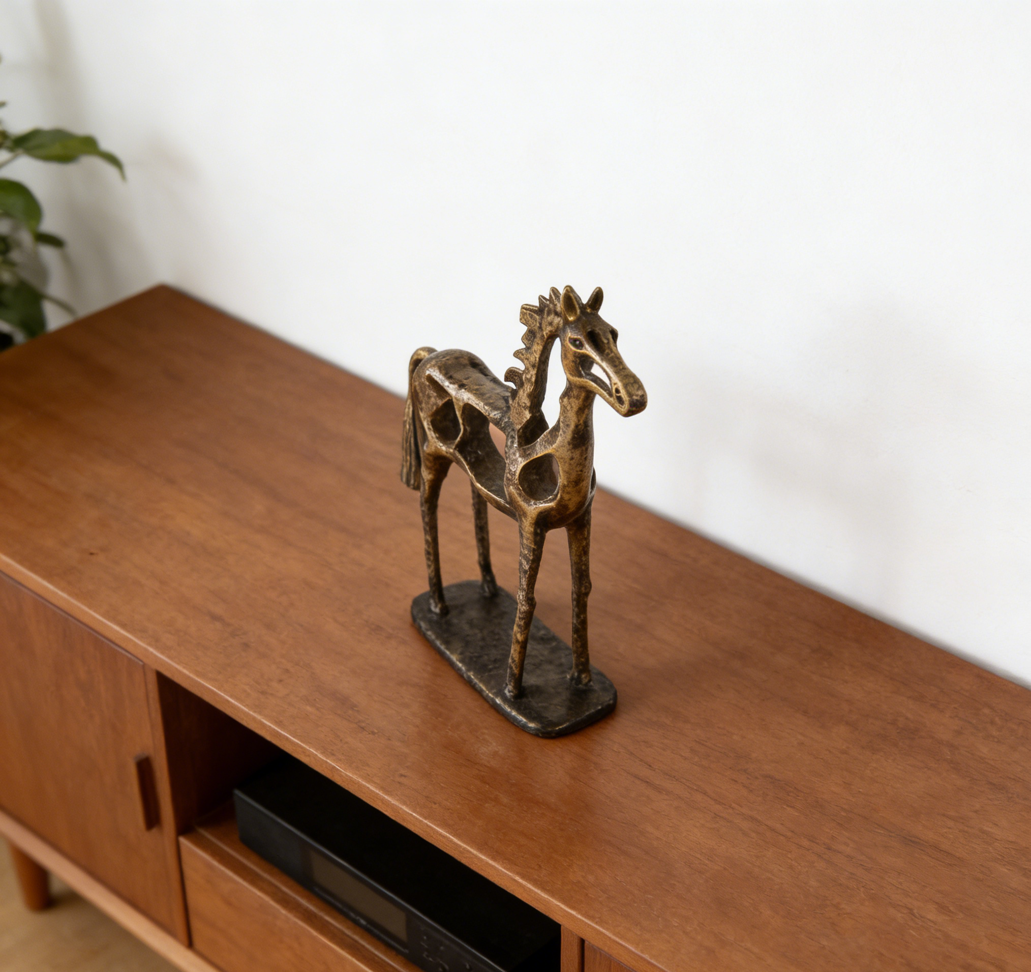 Vintage Gold Cutout Horse Sculpture | 36×9×43 CM | Modern Home Decor ✨