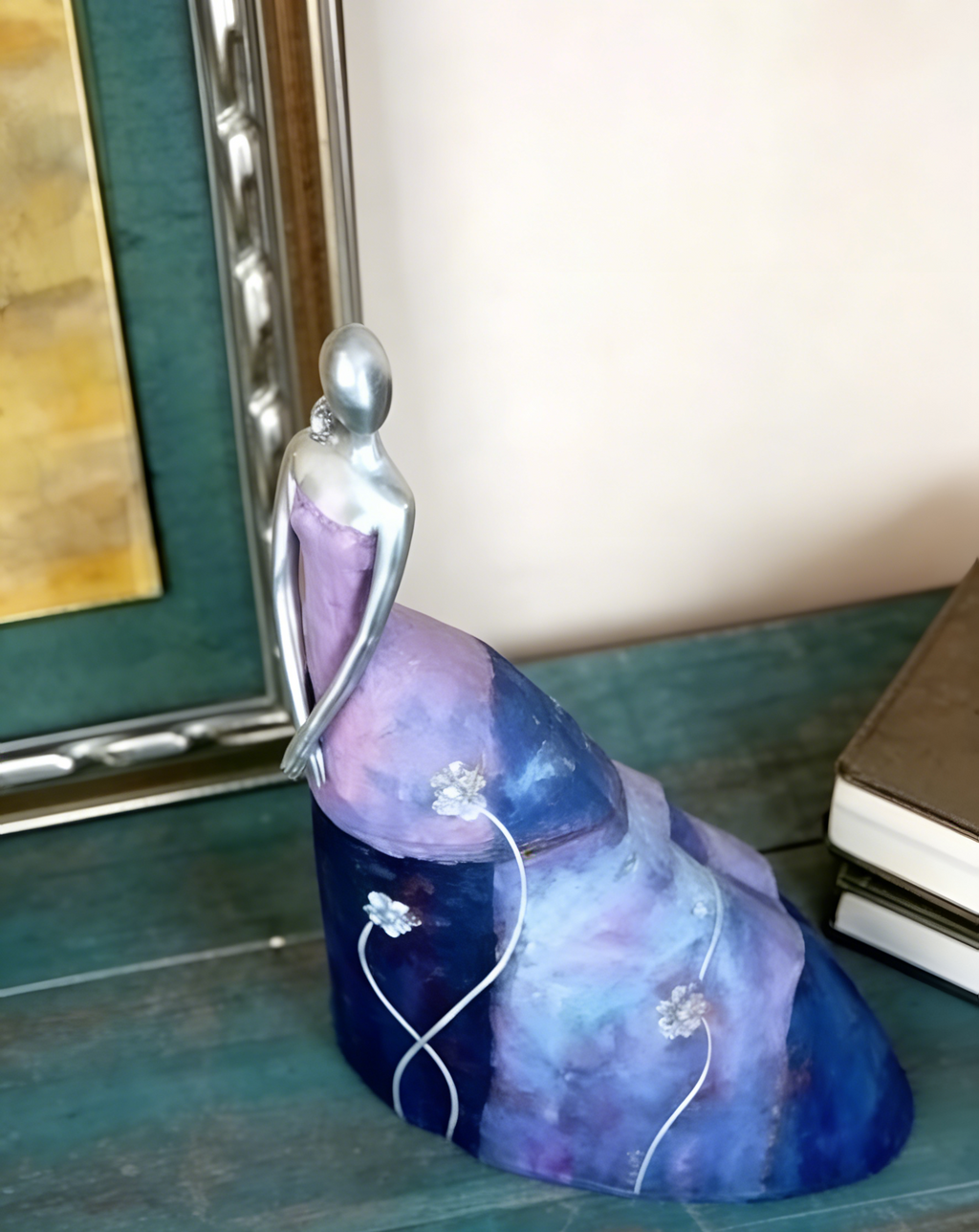 Oil Painting Lady Art Sculpture | Purple-Blue Gradient Elegant Figurine | Modern Minimalist Decor for Living Room & Entryway