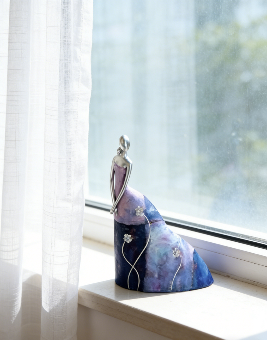 Oil Painting Lady Art Sculpture | Purple-Blue Gradient Elegant Figurine | Modern Minimalist Decor for Living Room & Entryway