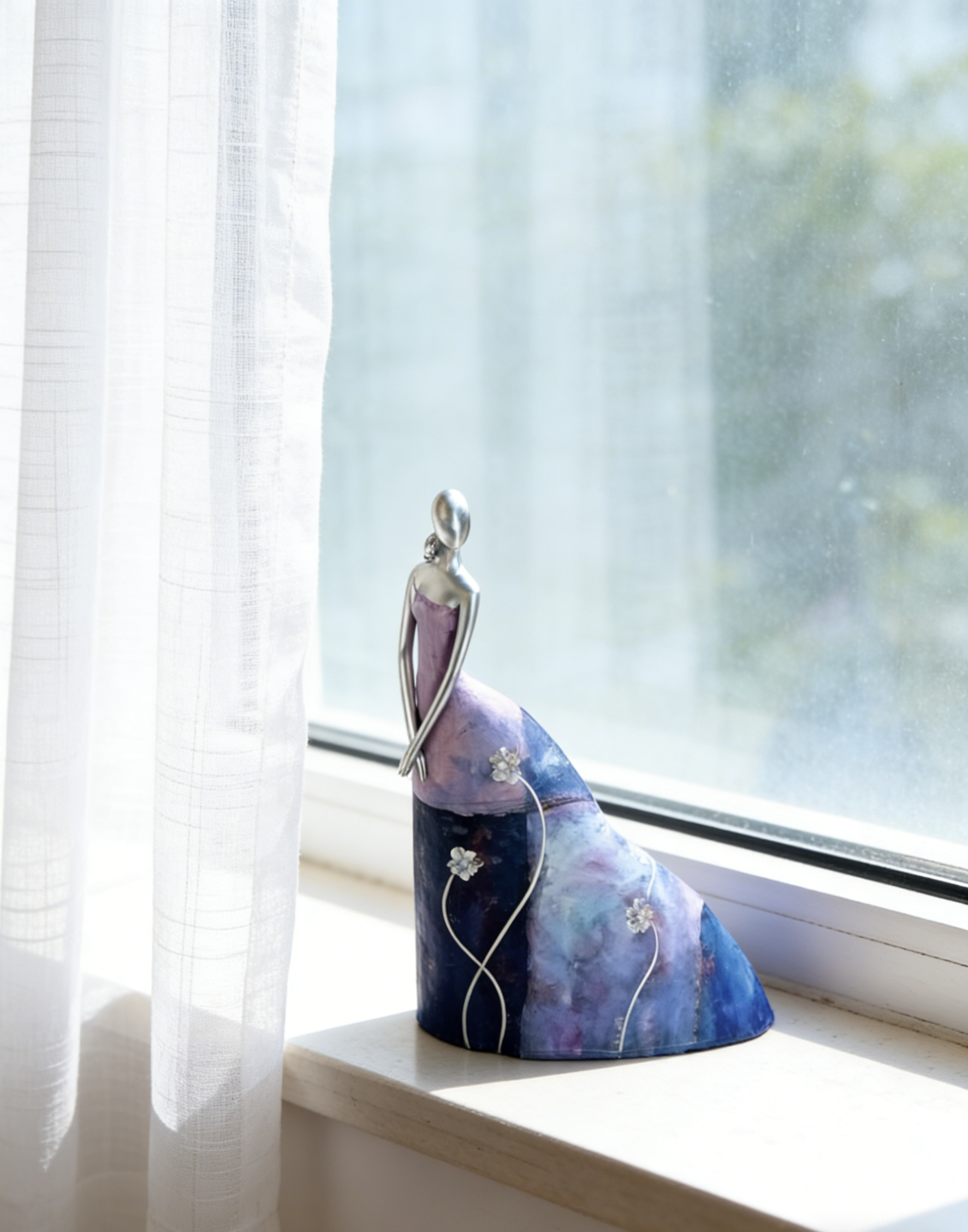 Oil Painting Lady Art Sculpture | Purple-Blue Gradient Elegant Figurine | Modern Minimalist Decor for Living Room & Entryway