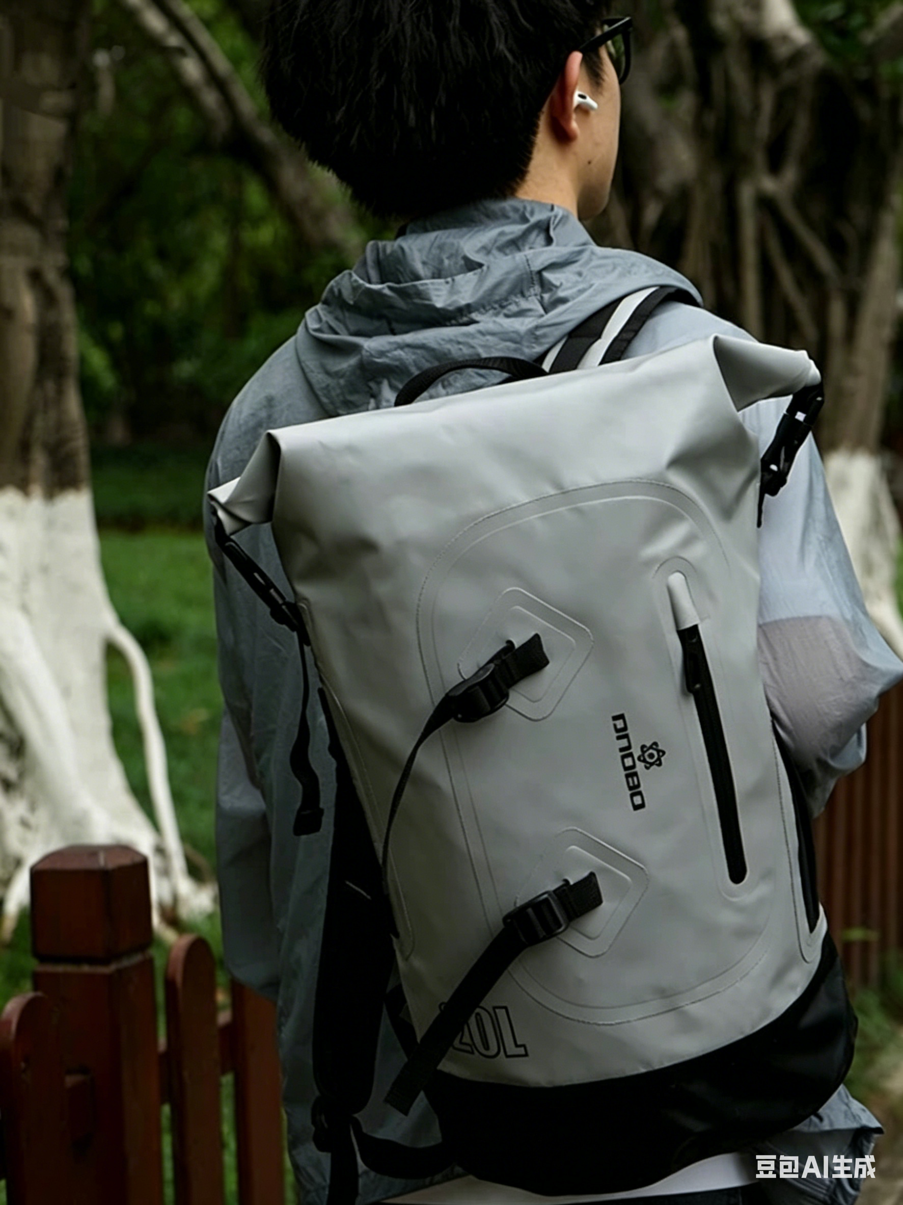 Waterproof 20L Backpack for Men and Women, Large Capacity Roll-Top Travel Sports Bag for Outdoor Activities Such As Surfing, Rafting and Water Sports